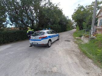 Una pattuglia della polizia locale sul luogo del  ritrovamento del corpo ormai senza vita del 15enne scomparso nella serata di domenica 13 ottobre, a  Montignano di Senigallia (Ancona), 14 ottobre 2024.
ANSA/Carlo Leone