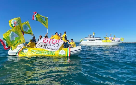 Blitz agricoltori al porto di Manfredonia contro grano al glifosato
