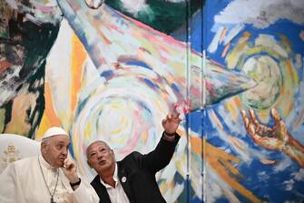 Pope Francis (L) and Scholas Occurrentes director Jose Maria del Corral take part in a meeting with young members of Scholas Occurrentes educational foundation in Cascais, during his five-day visit to attend the World Youth Day (WYD) gathering of young Catholics, on August 3, 2023. - Portugal is expecting about a million pilgrims from around the world, according to organisers, to attend the World Youth Day gathering of young Catholics from August 1 to 6. Originally scheduled for August 2022, the event was postponed because of the Covid-19 pandemic.ANSA/Marco BERTORELLO / POOL / AFP)