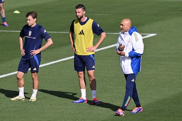 Nicolo Barella, Bryan Cristante and Luciano Spalletti of Italy in action during a Italy training session at Centro Tecnico Federale di Coverciano on May 31, 2024 in Florence, Italy.