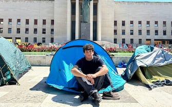 Leone, 21 anni, coordinatore di Sinistra Universitaria con i ragazzi delle tende (Roma dopo Milano) e il gruppo di lavoro di Bernini durante la protesta all'esterno della Sapienza contro il caro affitti, Roma, 9 Maggio 2023. ANSA/ANNACHIARA DI MOTTOLA