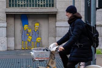 I Simpson deportati ad Auschwitz  i nuovi murales dell artista aleXsandro Palombo apparsi sui muri del Memoriale della Shoah presso la Stazione Centrale di Milano (Binario 21) per celebrare la Giornata della Memoria, Milano, 26 Gennaio 2023. ANSA/ ANDREA FASANI