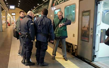 Lodi, controllore Trenord accoltellato: è caccia all'aggressore