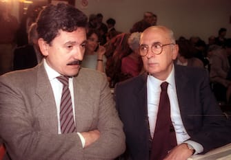 Nella foto d'archivio del 8 maggio 1992 Massimo D'Alema con Giorgio Napolitano durante una riunione per la Direzione del PDS a Roma.  ANSA/MASSIMO CAPODANNO