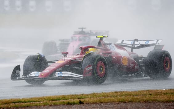 https://static.sky.it/editorialimages/c3b1d1f1b45d5007e64cad3e09f26e3302d609ce/skysport/it/motori/formula-1/video/2025/07/06/f1-gp-silverstone-bobbi-commento/hamilton-ipa_silveestoner.jpg?im=Resize,width=565