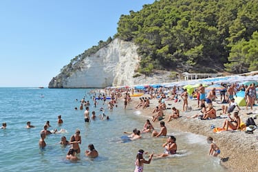 Turisti e vacanzieri locali  affollano le spiagge di Vignanotica nel Gargano, 21 agosto 2021.
ANSA/ Franco Cautillo