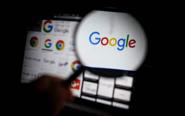 Google suffered a worldwide blackout on Monday, December 14, 2020, which impacted many services from about 1 p.m., French time, outside the famous search engine of the U.S. firm, which was still working. Some services could be put back in place, in degraded mode, half an hour later, such as Gmail which is accessible again since 1:30 pm according to our observations. When the service was resumed, Google first indicated that the messaging system was "not able to access" the contacts. "You may encounter problems," warned the American giant. This message is no longer displayed in mailboxes ---- File - Illustration google (logo) is seen on the screen in Paris on January 25, 2020. Photo by Eliot Blondet/ABACAPRESS.COM
