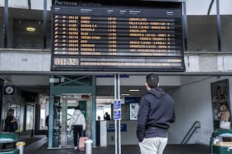 Persone in attesa alla stazione Torino Lingotto a seguito di alcuni treni cancellati per lo sciopero generale, Torino, 20 ottobre 2023. (stop, treni, passeggeri, pendolari, viaggio, scioperi)
ANSA/JESSICA PASQUALON