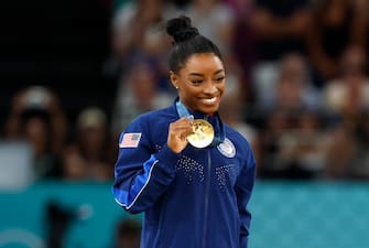 epa11522690 First placed gold medal winner Simone Biles of USA poses on the podium of the Women's final of the Artistic Gymnastics competitions in the Paris 2024 Olympic Games, at the Bercy Arena in Paris, France, 03 August 2024.  EPA/MOHAMMED BADRA