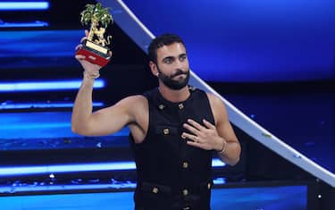 SANREMO, ITALY - FEBRUARY 11: Marco Mengoni with Leoncino Dâ  Oro Award is seen on stage during the 73rd Sanremo Music Festival 2023 at Teatro Ariston on February 11, 2023 in Sanremo, Italy. (Photo by Daniele Venturelli/Daniele Venturelli/Getty Images )