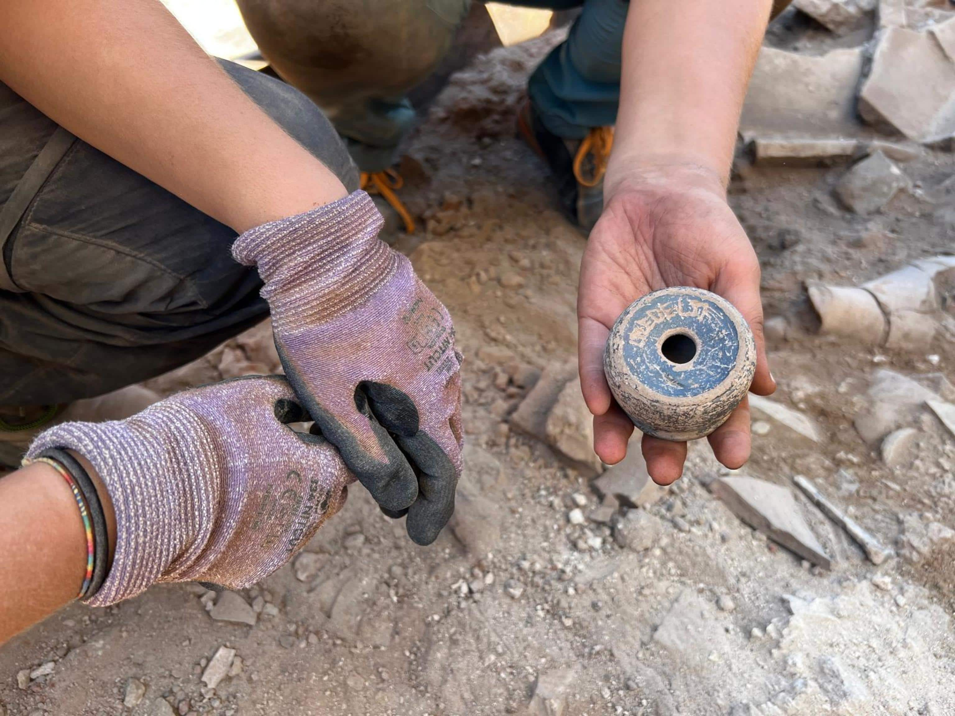 Un calamaio in ceramica a vernice nera meravigliosamente integro, alcuni stili per scrivere sulle tavolette cerate e un frammento di una bambola di ceramica appartenuta a una bimba di epoca romano-repubblicana. Sono i reperti emersi dagli scavi di una domus aristocratica distrutta da un incendio verso il 50 a.C. rinvenuta nel Parco archeologico di Populonia, che ci raccontano la storia di Ledeltius, schiavo che riuscì a riconquistare la libertà. A spiegarlo in anteprima all'ANSA Stefano Camporeale, docente del dipartimento di Scienze Classiche e Beni Culturali dell università di Siena e Marta Coccoluto, responsabile del Parco.
ANSA/Parco di Baratti e Populonia-Parchi di Val di Cornia ANSA PROVIDES ACCESS TO THIS HANDOUT PHOTO TO BE USED SOLELY TO ILLUSTRATE NEWS REPORTING OR COMMENTARY ON THE FACTS OR EVENTS DEPICTED IN THIS IMAGE; NO ARCHIVING; NO LICENSING +++ NPK