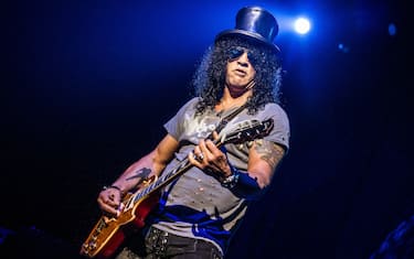 PARIS, FRANCE - OCTOBER 20: Slash performs at Le Zenith on October 20, 2012 in Paris, France. (Photo by David Wolff - Patrick/Redferns via Getty Images)