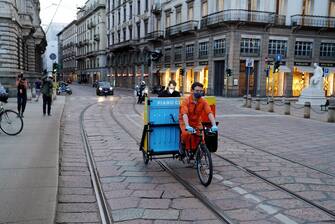 Piano City Milano, musicista suona il pianoforte sul Riscio'