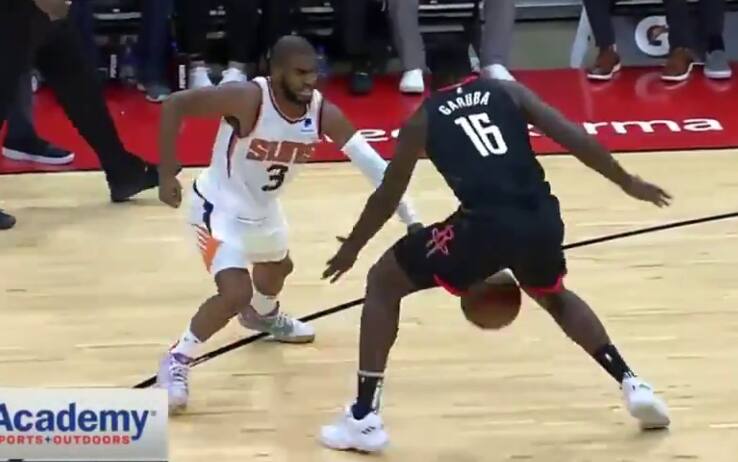 NBA, Chris Paul umilia Usman Garuba: che tunnel al rookie. VIDEO