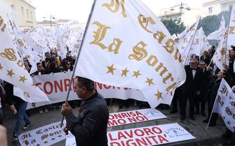 Sant'Antonio Abate - 300 dipendenti del Grand hotel la Sonrisa -  "il cosidetto CASTELLO DELLE CERIMONIE" -confiscato e affidato al patrimonio immobile del Comune, per lottizzazione abusiva, hanno marciato insieme fino al Municipio di Sant'Antonio Abate (Sant'Antonio Abate - 2024-02-22, Felice De Martino) p.s. la foto e' utilizzabile nel rispetto del contesto in cui e' stata scattata, e senza intento diffamatorio del decoro delle persone rappresentate