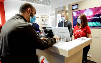 Un cittadino in un negozio di dispositivi elettronici