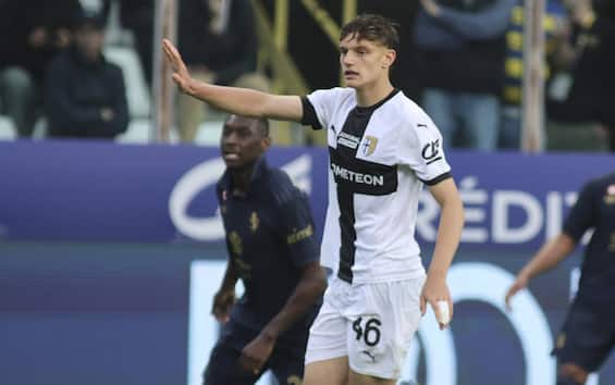 https://static.sky.it/editorialimages/c45e08aaa9ecb7672d8531d6a034301f007a9f03/skysport/it/calcio/calciomercato/video/2025/06/03/juventus-leoni-calciomercato-news/ipa_leoni_parma.jpg?im=Resize,width=565