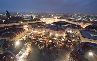 14 December 2018, Saxony, Dresden: View from the Frauenkirche to the Christmas market on the Neumarkt (front) and the Striezelmarkt on the Altmarkt (back). Photo: Sebastian Kahnert/dpa-Zentralbild/dpa