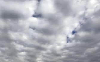 Nuvole grigie nel cielo con qualche spiraglio di sole