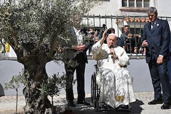 Pope Francis speaks as he visits the Scholas Occurrentes educational foundation after a meeting with young members in Cascais, during his five-day visit to attend the World Youth Day (WYD) gathering of young Catholics, on August 3, 2023. - Portugal is expecting about a million pilgrims from around the world, according to organisers, to attend the World Youth Day gathering of young Catholics from August 1 to 6. Originally scheduled for August 2022, the event was postponed because of the Covid-19 pandemic. ANSA/Marco BERTORELLO / POOL / AFP