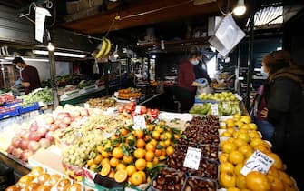 Roma, mercati rionali: mascherine contro la diffusione del virus