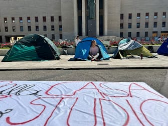 Leone, 21 anni, coordinatore di Sinistra Universitaria con i ragazzi delle tende (Roma dopo Milano) e il gruppo di lavoro di Bernini durante la protesta all'esterno della Sapienza contro il caro affitti, Roma, 9 Maggio 2023. ANSA/ANNACHIARA DI MOTTOLA