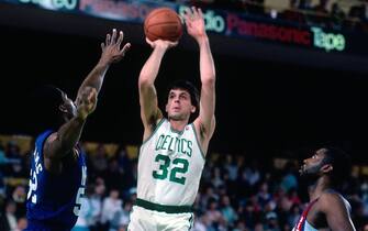 BOSTON - 1987:  Kevin McHale #32 of the Boston Celtics shoots a jump shot against Buck Williams #52 of the New Jersey Nets during a game played in 1987 at the Boston Garden in Boston, Massachusetts. NOTE TO USER: User expressly acknowledges and agrees that, by downloading and or using this photograph, User is consenting to the terms and conditions of the Getty Images License Agreement. Mandatory Copyright Notice: Copyright 1987 NBAE (Photo by Dick Raphael/NBAE via Getty Images)