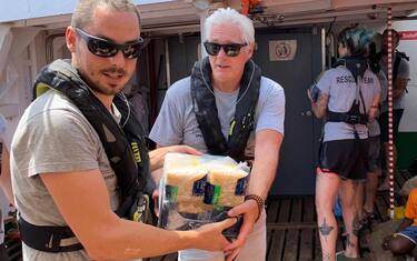 "Richard Gere ci ha raggiunti a Lampedusa per dare il suo sostegno al nostro equipaggio e a tutte le persone a bordo". E' quanto si legge in una nota di Open Arms, la Ong spagnola che lo scorso 1 agosto ha salvato nel Canale di Sicilia 124 persone che si trovavano su due
imbarcazioni alla deriva e da otto giorni è in mare senza aver ottenuto l'autorizzazione ad approdare. ANSA/TWITTER/OPEN ARMS +++ ANSA PROVIDES ACCESS TO THIS PHOTO TO BE USED SOLELY TO ILLUSTRATE NEWS REPORTING OR COMMENTARY ON THE FACTS OR EVENTS DEPICTED IN THIS IMAGE; NO ARCHIVING; NO LICENSING +++