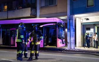 Nuovo incidente per un bus di linea a Mestre, in Via Carducci, l'autobus, un mezzo elettrico ha urtato un pilastro di un'abitazione dopo che il conducente ha perso il controllo del mezzo e ha attraversato la carreggiata, 14 ottobre 2023. Nell'incidente l'autista è rimasto ferito, mentre quattordici passeggeri avrebbero riportato contusioni lievi. 
ANSA/STRINGER