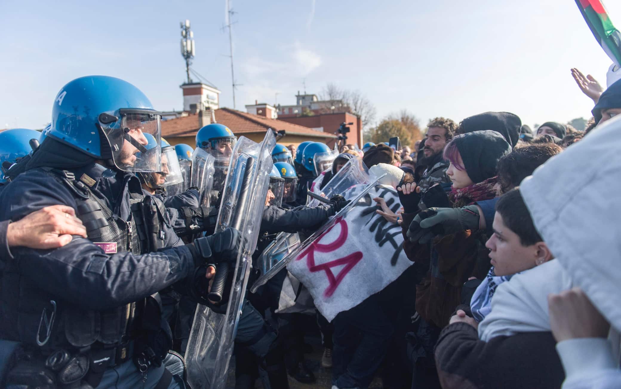 Manifestazione contro la presenza dei Ministri, tra i quali Tajani e Piantedosi, alla 42/a Assemblea Anci in Fiera a Bologna. Tensioni con la polizia, 14 novembre 2025. ANSA/MICHELE LAPINI