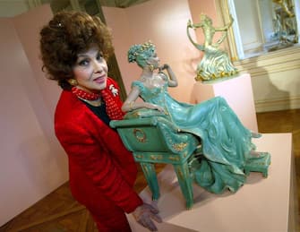 L'ancienne actrice italienne Gina Lollobrigida pose derriÃ¨re l'une de ses sculptures, le 09 octobre 2003 Ã  l'HÃ´tel de la Monnaie Ã  Paris, lors de l'inauguration de son exposition qui regroupe une quarantaine de piÃ¨ces de toutes tailles, en marbre ou en bronze.

Italian actress Gina Lollobrigida poses amongst her sculptures, 09 October 2003, at the opening of her exhibit held at Hotel de la Monnaie in Paris. Some 40 of her marble and bronze sculptures are on display at the show. (Photo by Jack GUEZ / AFP) (Photo by JACK GUEZ/AFP via Getty Images)