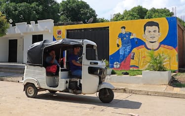 epa10963253 A tricycle passes a mural of Colombian player Luis Diaz, in Barrancas, Colombia, 07 November 2023. The inhabitants of Barrancas, homeland of soccer player Luis Diaz, of Liverpool and the Colombian national team, are between hope and anguish due to the delayed release of their father, Luis Manuel, kidnapped ten days ago by the Army guerrilla of the National Liberation (ELN).  EPA/RICARDO MALDONADO ROZO