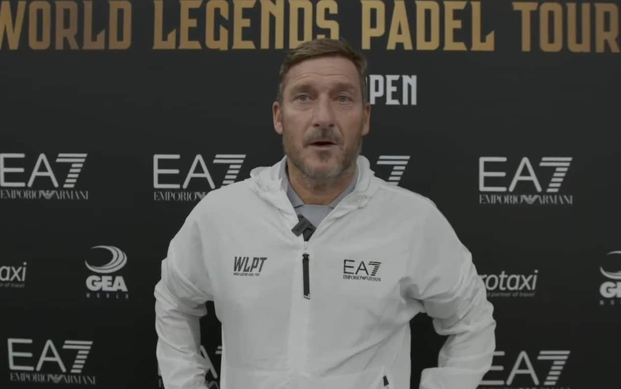 https://static.sky.it/editorialimages/c4c468e20f65bfdfe18a4cbb9183caf7dae196fe/skysport/it/calcio/serie-a/video/2025/10/11/totti-intervista-roma-nazionale-1042479/sky_sport_totti.jpg?im=Resize,width=1218
