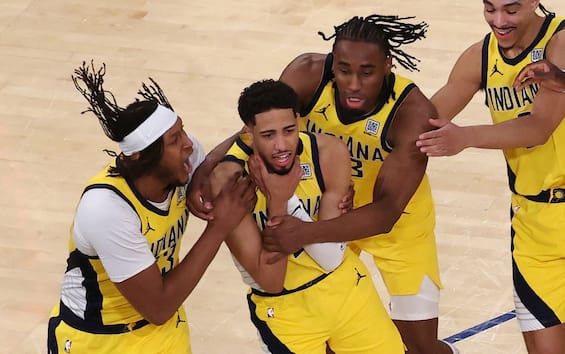 https://static.sky.it/editorialimages/c4db5fbed15932358799c87526b280c092233ddf/skysport/it/nba/2025/05/22/playoff-nba-risultati-notte-new-york-indiana-gara-1-highlights/haliburton_choke_getty_indiana_pacers.jpg?im=Resize,width=565
