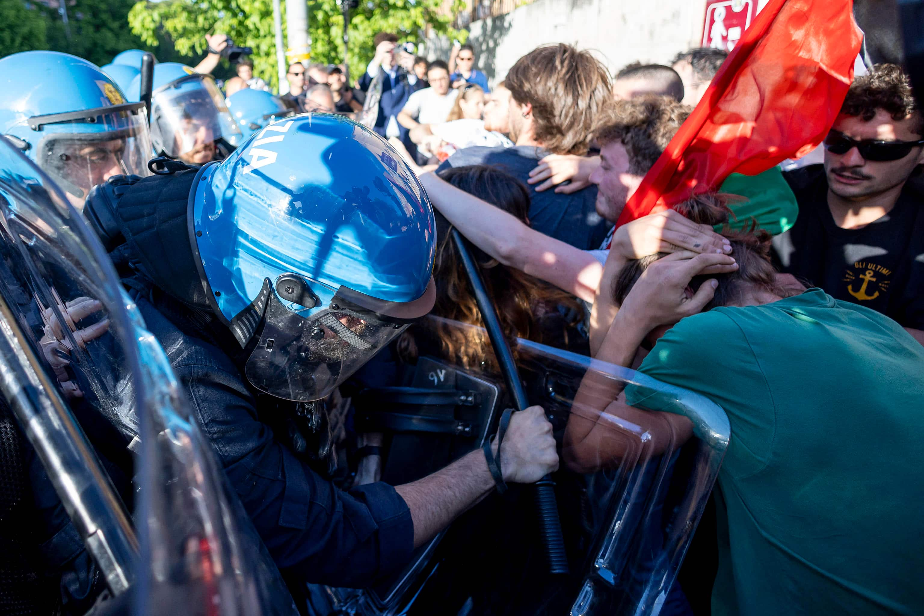 Momenti di tensione tra gli studenti, che protestano "contro il genocidio a Gaza", e polizia in tenuta antisommossa, all università La Sapienza di Roma, 16 maggio 2024.     ANSA / MASSIMO PERCOSSI
///
Moments of tension among students protesting "against the genocide in Gaza", and Italian anti-riot police, at La Sapienza University of Rome, Italy, 16 May 2024.  ANSA / MASSIMO PERCOSSI