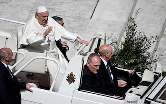 Pope Francis waves at faithfuls during the Holy Mass of Palm Sunday in Saint Peter's Square, Vatican City, 24 March 2024. ANSA/RICCARDO ANTIMIANI (Papa)