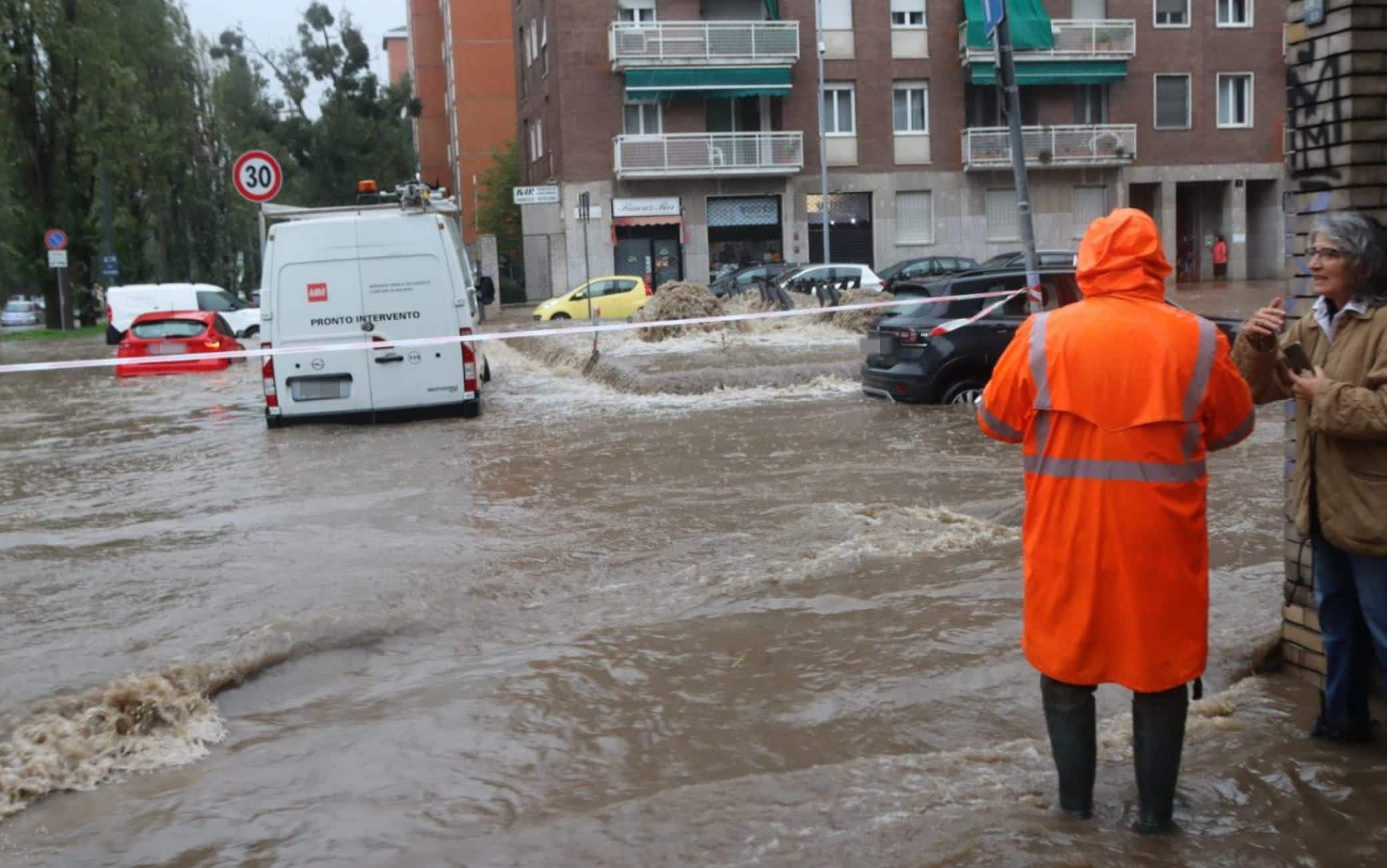 Maltempo, Nubifragio Su Milano. Esonda Il Seveso: Strade Allagate E ...