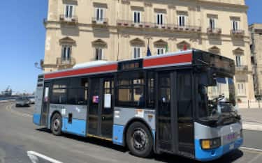 Un autobus a Taranto, 25 luglio 2021.
ANSA/ Giacomo Rizzo