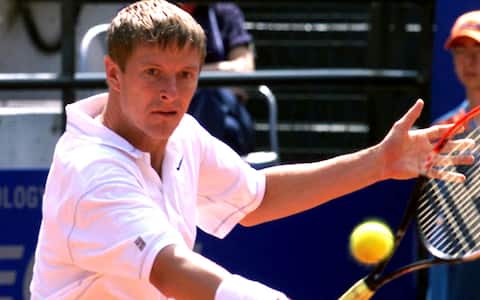 Il russo Yevgeny Kafelnikov ha passato il turno per il ritiro del rumeno Andrei Pavel sul punteggio di 7-5,3-1.brambatti
