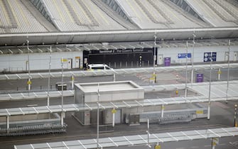 epa11978120 The empty forecourt at Terminal 2 at Heathrow Airport in London, Britain, 21 March 2025. Heathrow Airport on 21 March announced it would be closed all day, following a power outage 'due to a fire at an electrical substation supplying the airport'.  EPA/TOLGA AKMEN