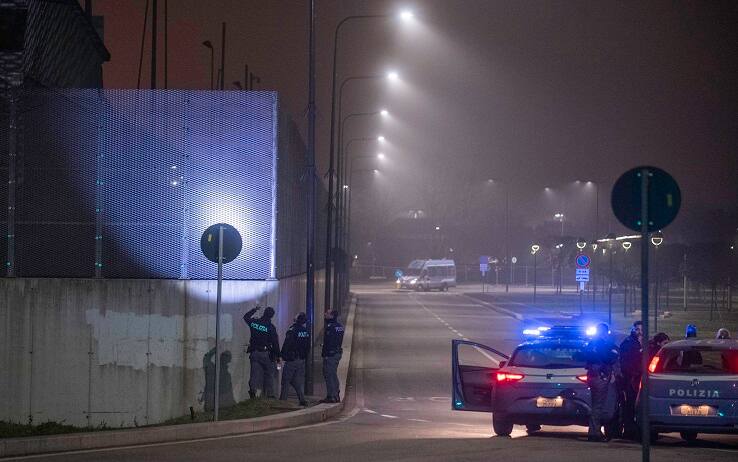 I controlli della polizia attorno alle mura del carcere