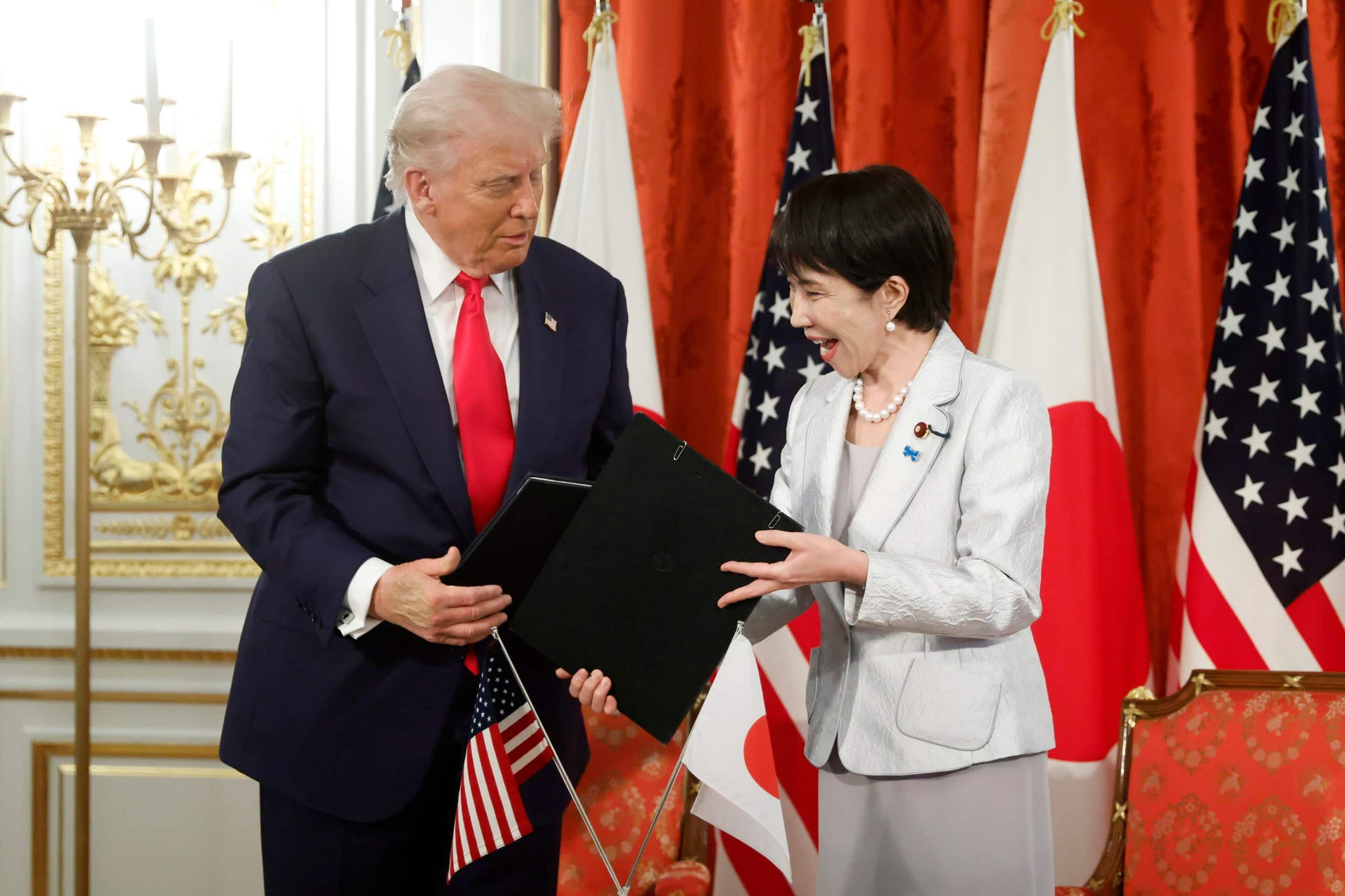 Donald Trump con la premier giapponese Sanae Takaichi a Tokyo.