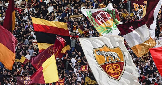 https://static.sky.it/editorialimages/c5391e44595ad61c009c10fe3c0d0a12a2d2da1e/skysport/it/calcio/calciomercato/video/2025/06/24/roma-ndicka-svilar-angelino-news/og_ansa_roma_tifosi.jpg?im=Resize,width=565