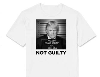 Donald Trump cerca di monetizzare il suo storico arresto a New York La sua campagna ora offre tra i vari gadget anche le t-shirt con la foto segnaletica (falsa) del tycoon e la scritta “Not guilty” a caratteri cubitali