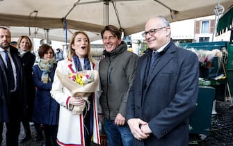 The president of the European Parliament, Roberta Metsola (L) accompanied by the mayor of Rome, Roberto Gualtieri (R) visit Campo de Fiori Square, Rome 17 February 2023.
ANSA/FABIO FRUSTACI