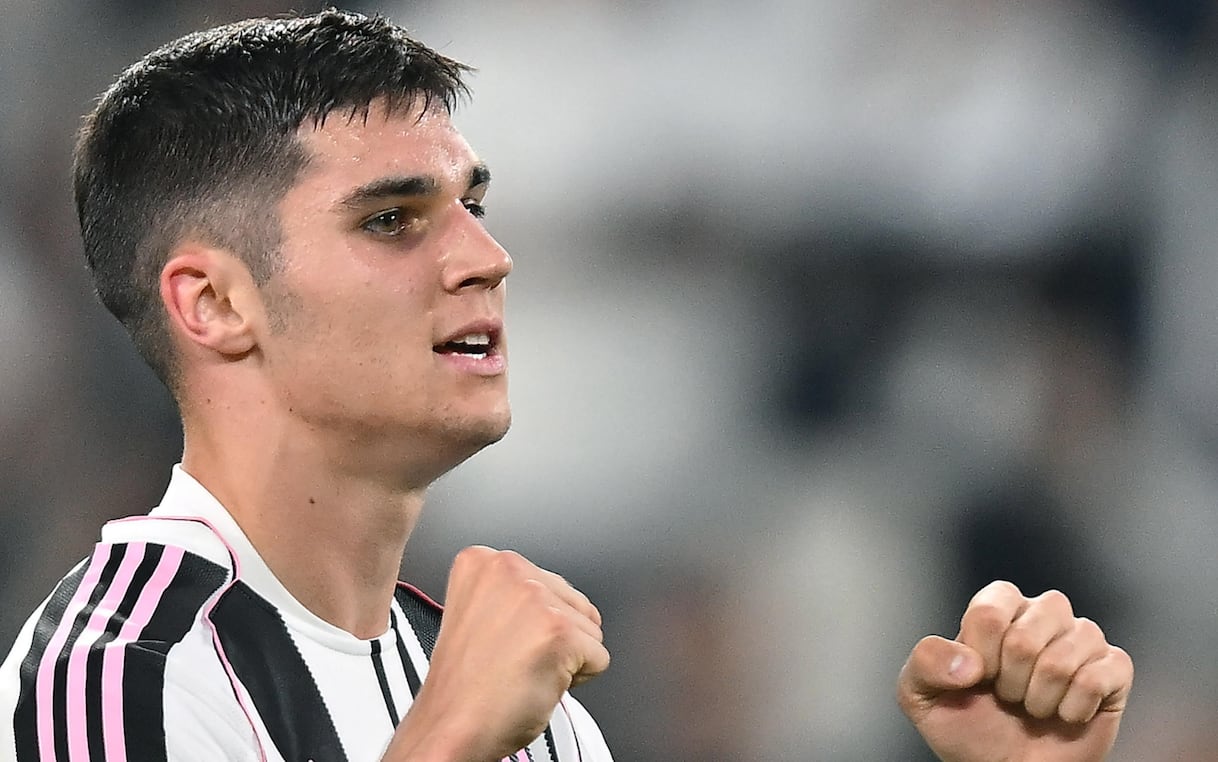 https://static.sky.it/editorialimages/c54916278c7bd4845c2e5367aee783743202d70b/skysport/it/calcio/serie-a/video/2025/09/13/juventus-inter-adzic-conferenza-1035822/ansa_adzic_juve.jpg?im=Resize,width=1218