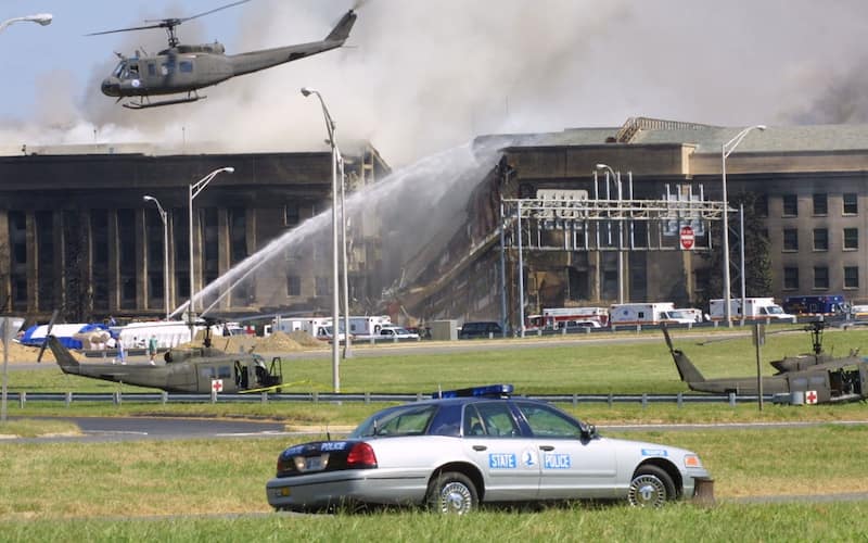 Torri gemelle 394262 04: Smoke comes out from the Southwest E-ring of the Pentagon building September 11, 2001 in Arlington, Va., after a plane crashed into the building and set off a huge explosion. (Photo by Alex Wong/Getty Images)