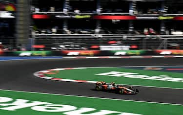 McLaren's British driver Lando Norris races in the lead during the Mexico City Formula One Grand Prix at the Hermanos Rodriguez racetrack in Mexico City on October 26, 2025. (Photo by Carl DE SOUZA / AFP)