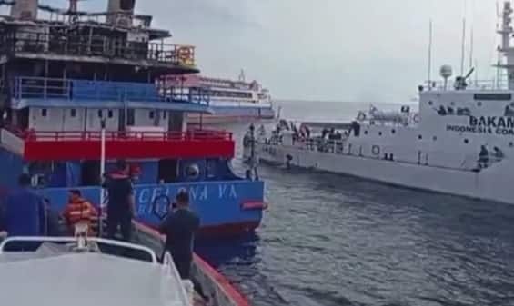 Napoli, arrivato al porto il traghetto su cui era scoppiato un incendio