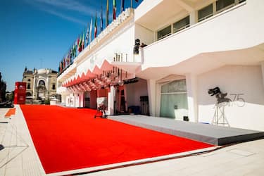 VENICE, ITALY - SEPTEMBER 04:  (EDITORS NOTE: This image was processed using digital filters) The Golden Lion (Leone d'Oro) and 75 is displayed at the red carpet of Sala Grande of Palazzo del Cinema as Jaeger-LeCoultre sponsers the 75th Venice Film Festival on September 4, 2018 in Venice, Italy.  (Photo by Tristan Fewings/Getty Images for Jaeger-LeCoultre)